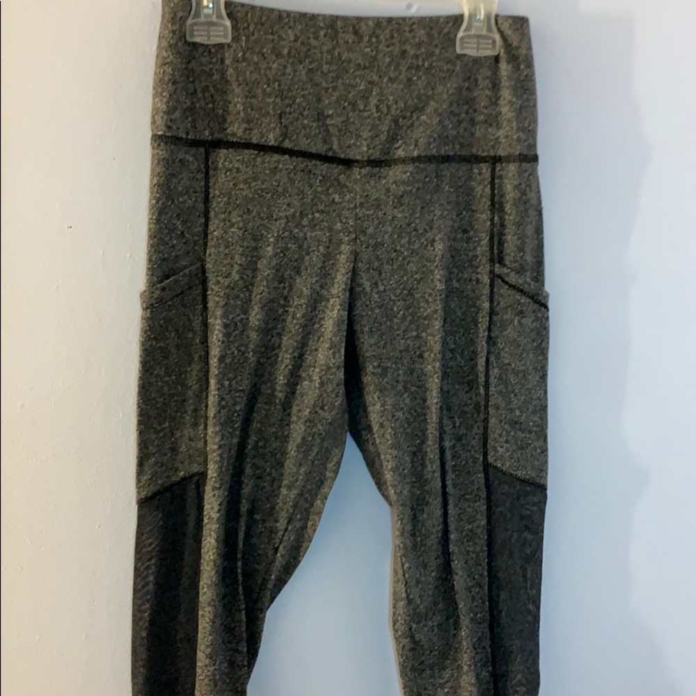 Grey pocketed leggings